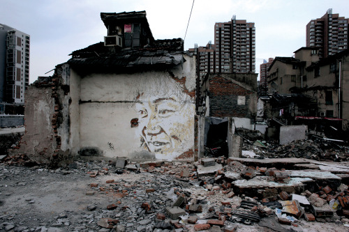 Стрит-арт в Гонконге от Vhils Стрит-арт в Гонконге от Vhils