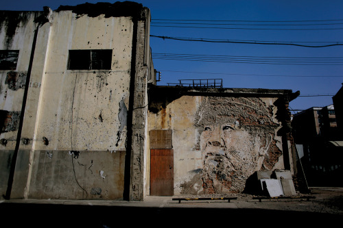 Стрит-арт в Гонконге от Vhils Стрит-арт в Гонконге от Vhils